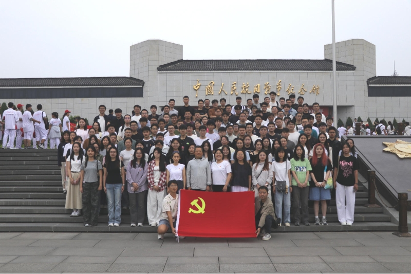参观抗日战争纪念馆
